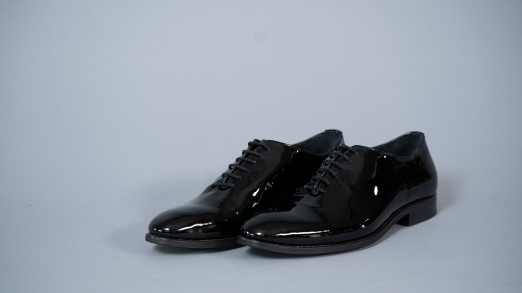 Машки чевли со висок сјај 411 Whole Cut